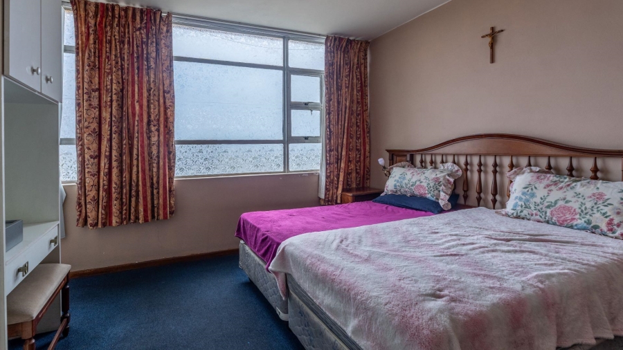 2 Bedroom Property for Sale in Goodwood Central Western Cape